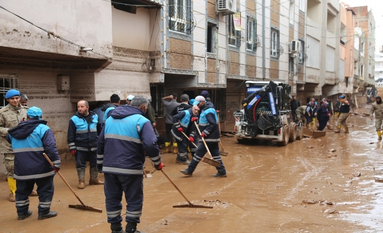Eyyübiye’de Sel Basan Mahalleler Temizleniyor